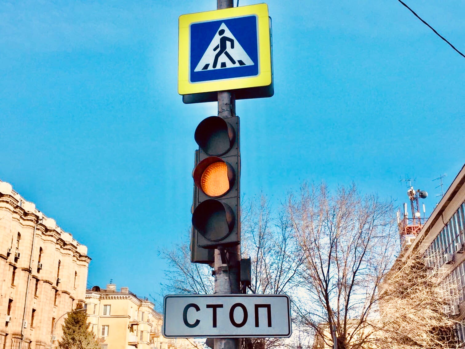 Водитель волгоградского автобуса ударил головой о поручень 52-летнюю кондуктора