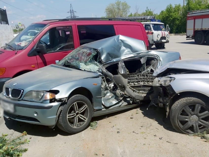 Мужчина на Audi Q7 проломил забор и протаранил три машины в Волгограде