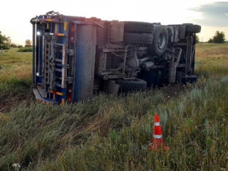 Волгоградец умудрился перевернуть спецтехнику