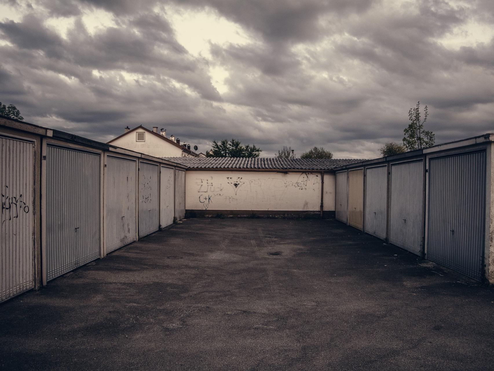 Волжанин на «ниве» сбил подростка и врезался в иномарку посреди гаражей