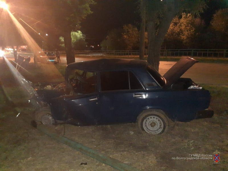 Мужчина на «пятерке» повалил световую опору в Волжском