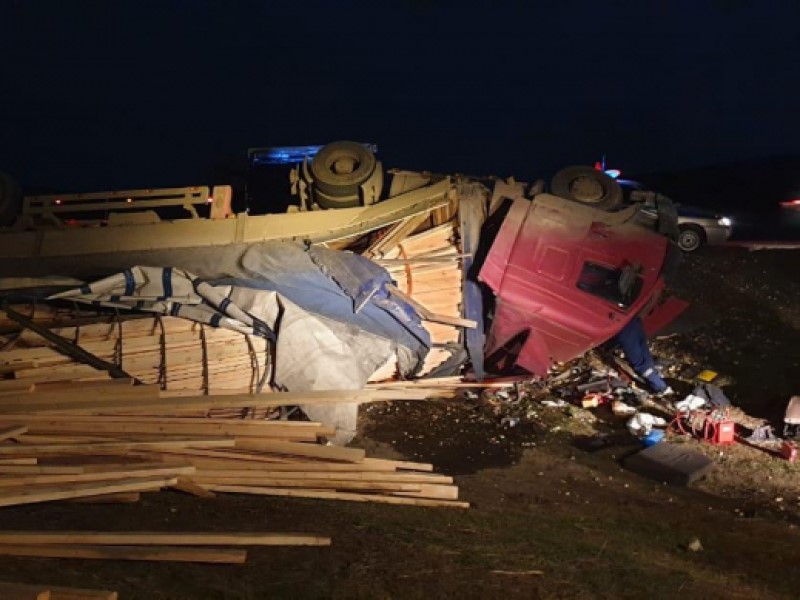 Двое в больнице: фура со стройматериалами перевернулась под Камышином