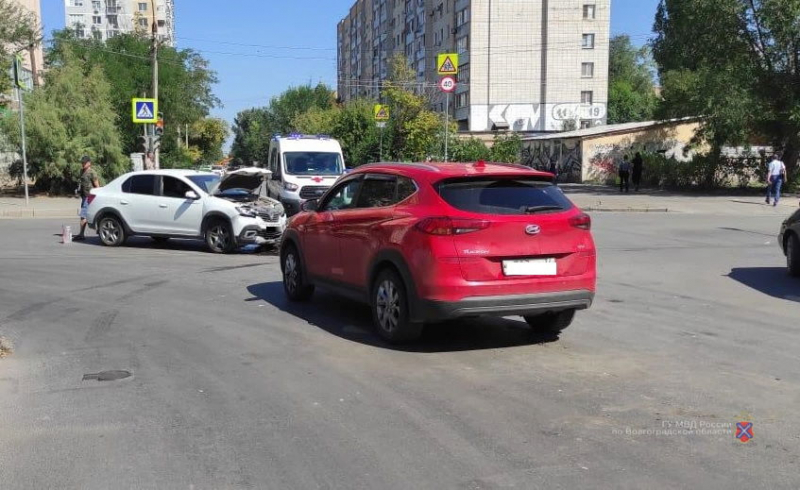 Tucson не выдержал столкновения с Logan в Волгограде: пострадала школьница