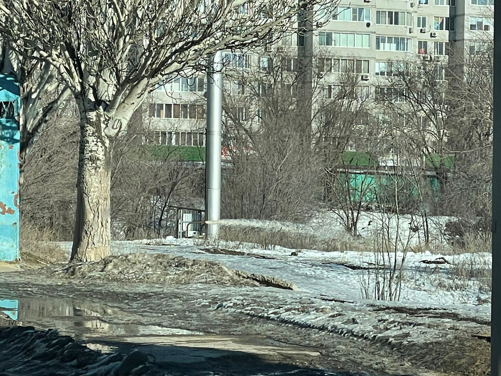 Непонятный фонтан бьет посреди улицы на севере Волгограда: видео