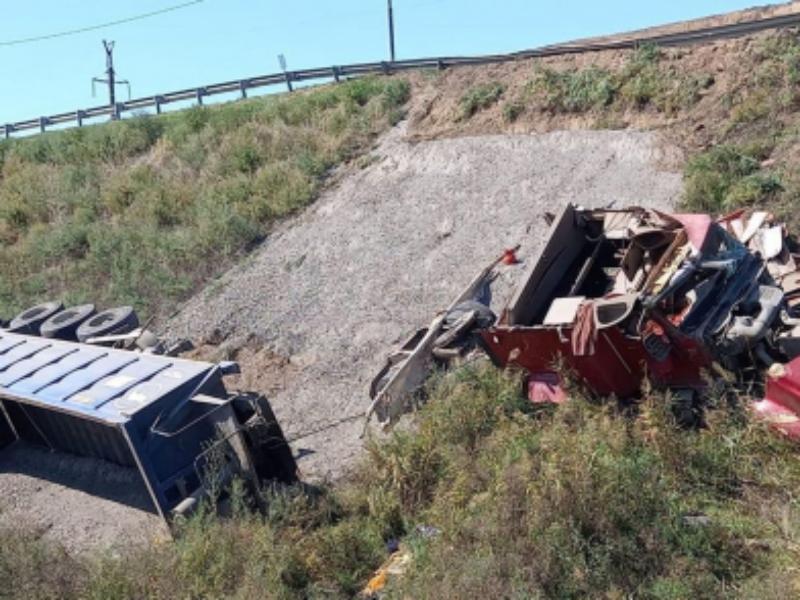 В Волгоградской области пытавшийся уйти от столкновения водитель фуры улетел в кювет 