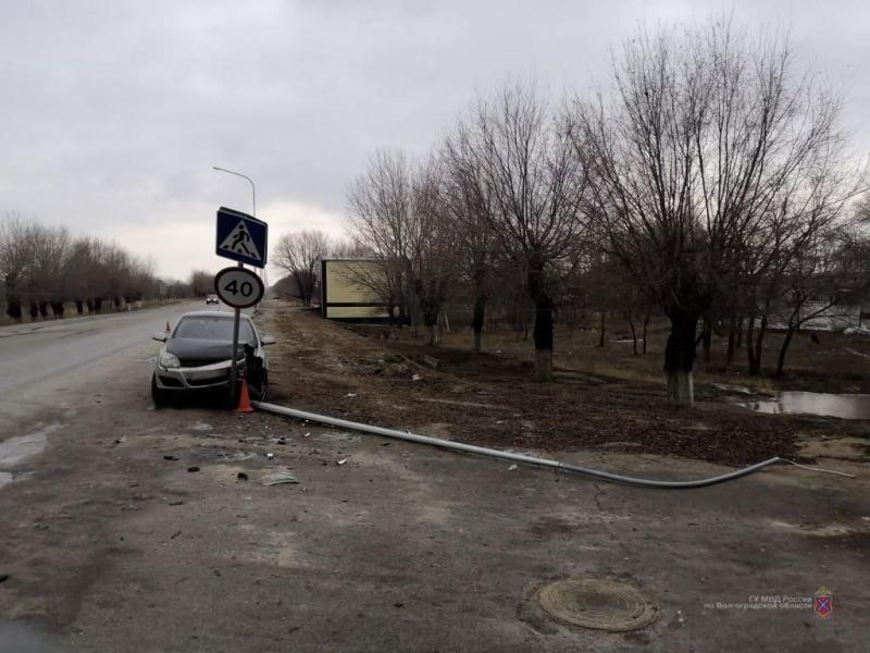 Крымчанин снес столб и дорожный знак в Волгоградской области