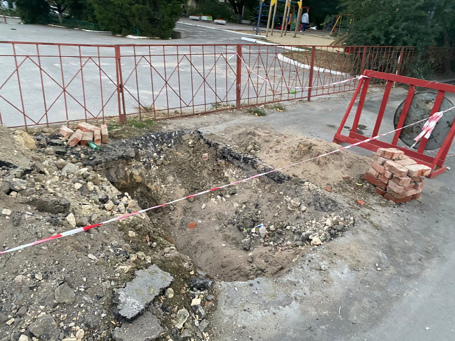 Месяц в Волгограде не могут зарыть яму на дороге 