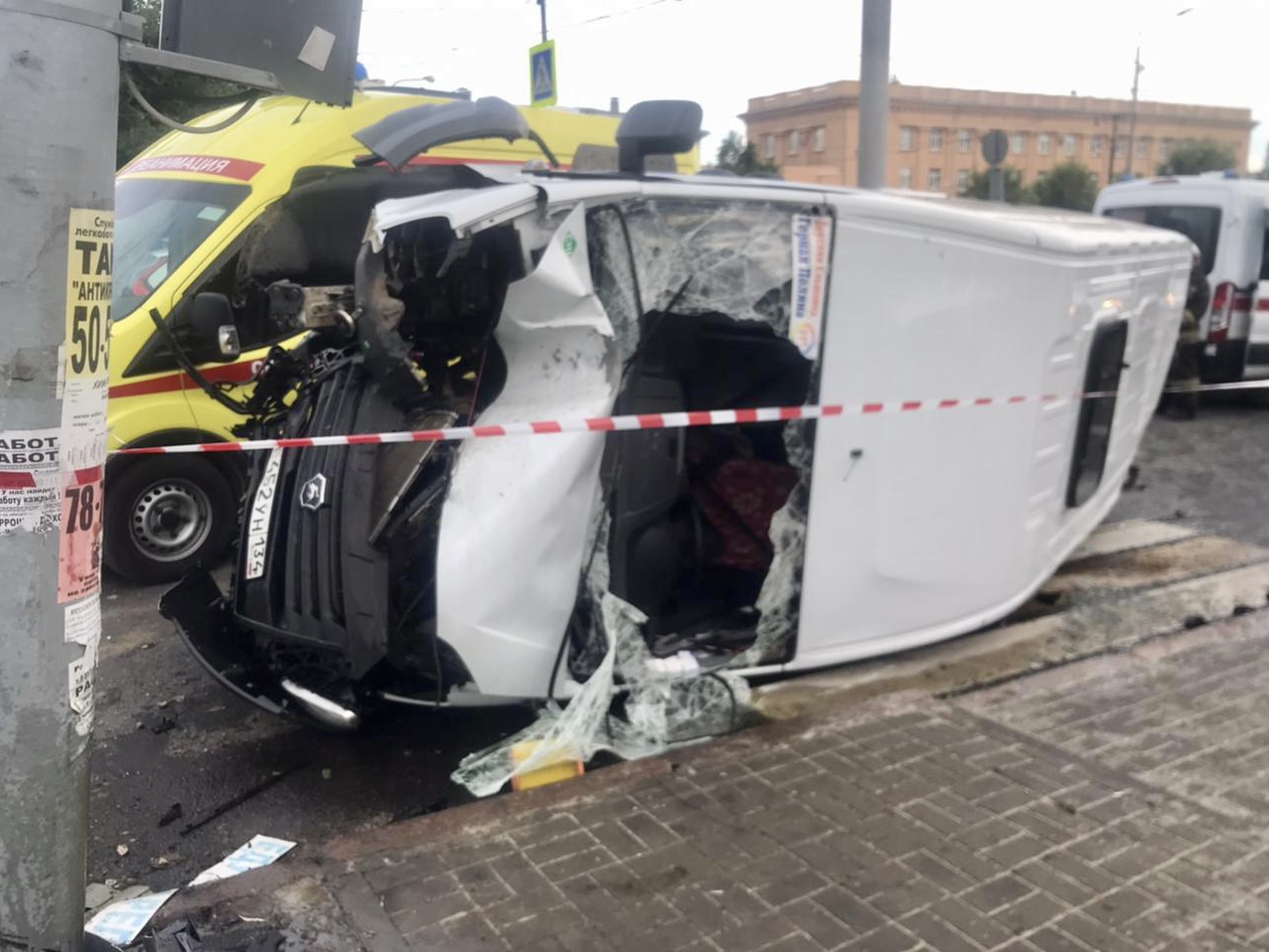 Грузовик с отказавшими тормозами влетел в маршрутку в Волгограде