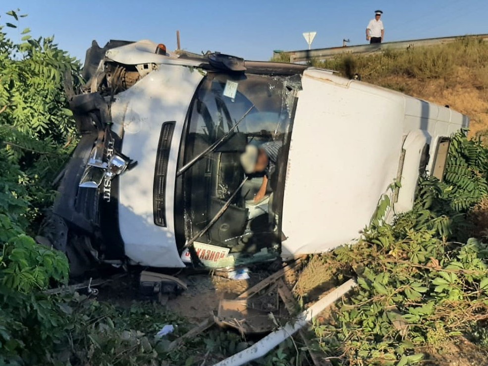 Микроавтобус с людьми перевернулся в Волгоградской области