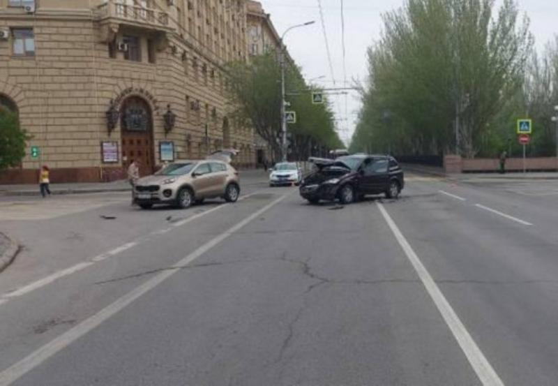 Проехал на красный: в центре Волгограда в ДТП пострадала восьмилетняя девочка