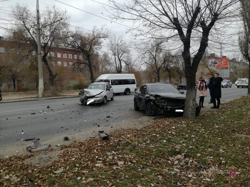 Двое пассажиров маршрутки в больнице: Ford Focus устроил тройную аварию в Волгограде