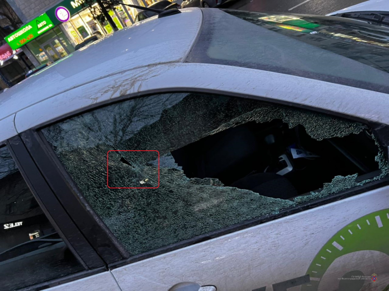 Неуравновешенный волгоградец расстрелял каршеринговое авто с водителем