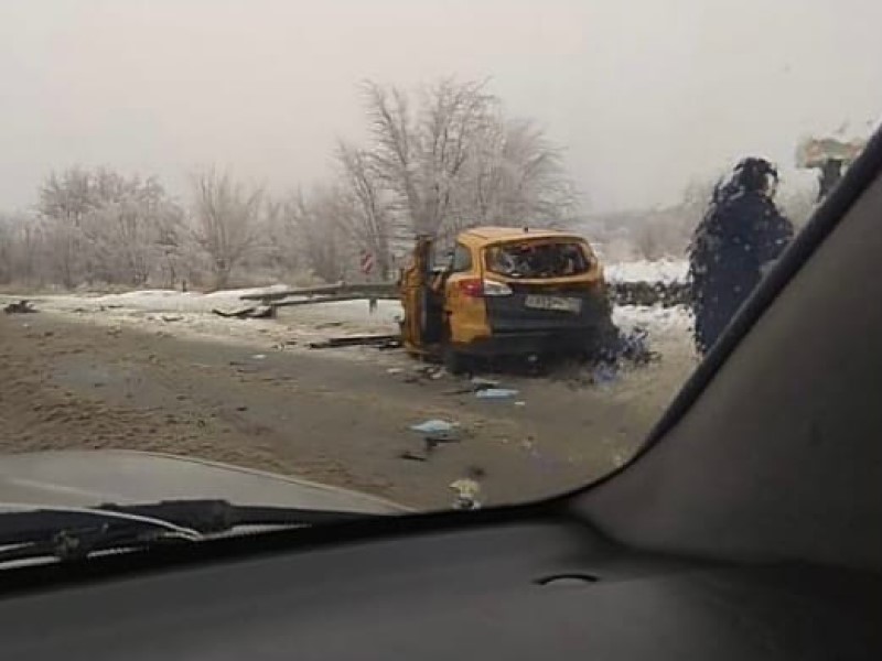 Таксист на Ford с чеченскими номерами погиб сам и покалечил пассажира на трассе в Волгоградской области