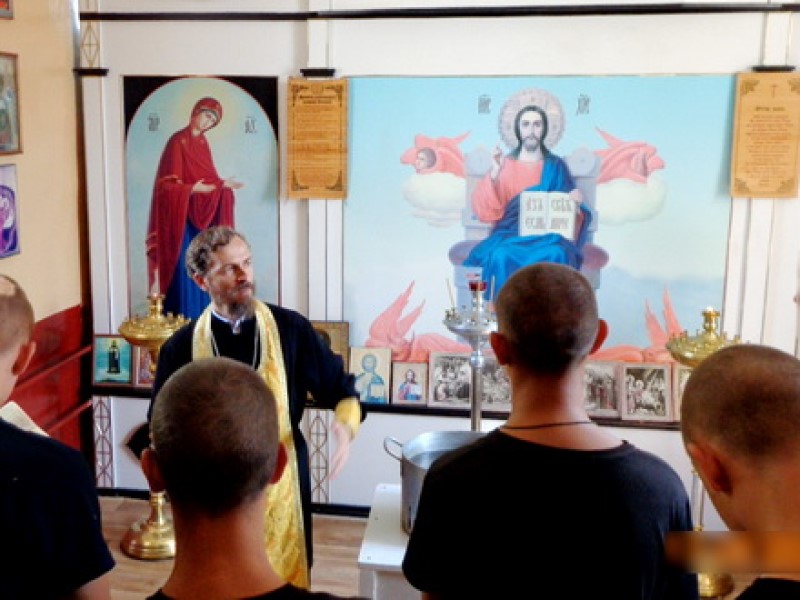 С Богом: перед началом учебного года юных волгоградских преступников крестили в православие