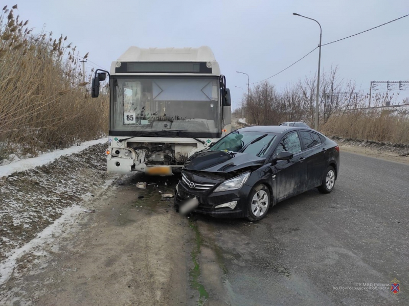 Волгоградка врезалась в автобус №85
