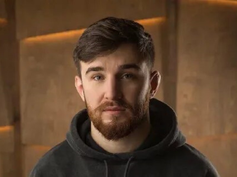 Сын замглавы волгоградской чеченской диспоры кинул 200 тысяч рублей в толпу