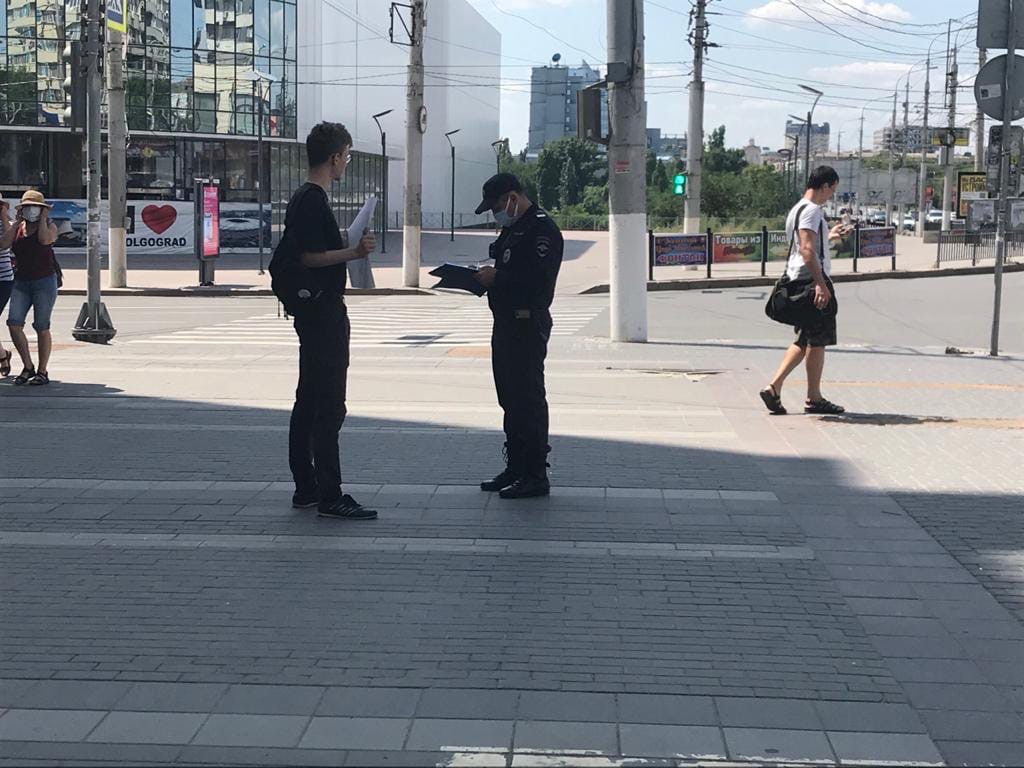 Волгоградцы вышли на одиночные пикеты с требованием отмены капитализма