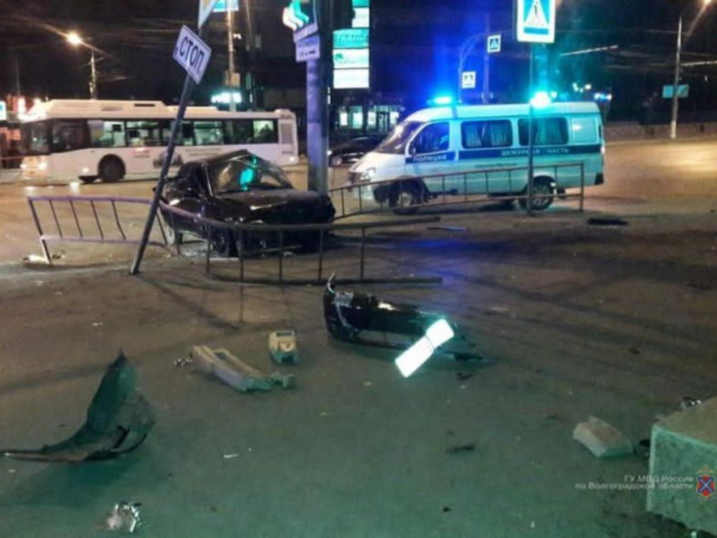 В Волгограде молодой водитель врезался в столб