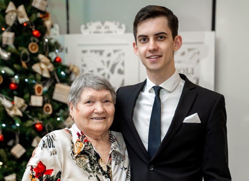 «Загуглите, с вас 910 рублей»: травматолог из «Диалайна» натравил ЧОП на 83-летнюю слепую волжанку с внуком