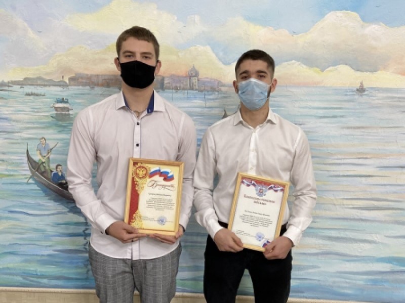 Двоих 17-летних волжан наградили за задержание вооруженного преступника