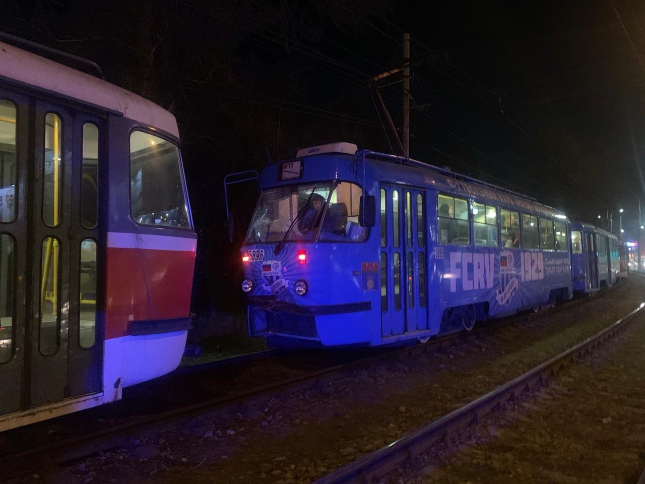 Состав с символикой «Ротора» влетел в другой трамвай в вечерний час пик