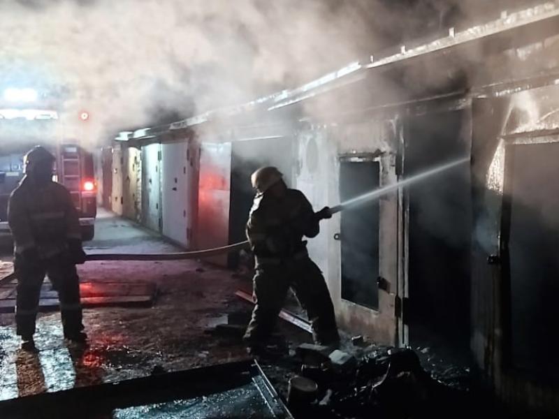 Ночной пожар в гаражах убил двух мужчин в Волжском