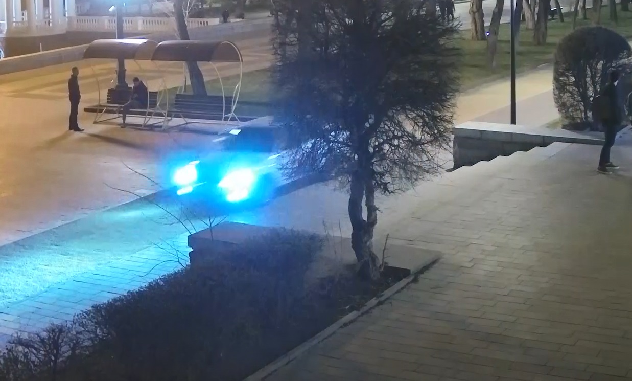 Дерзкий волгоградец на тонированной «Приоре» проехался по тротуару с людьми: видео