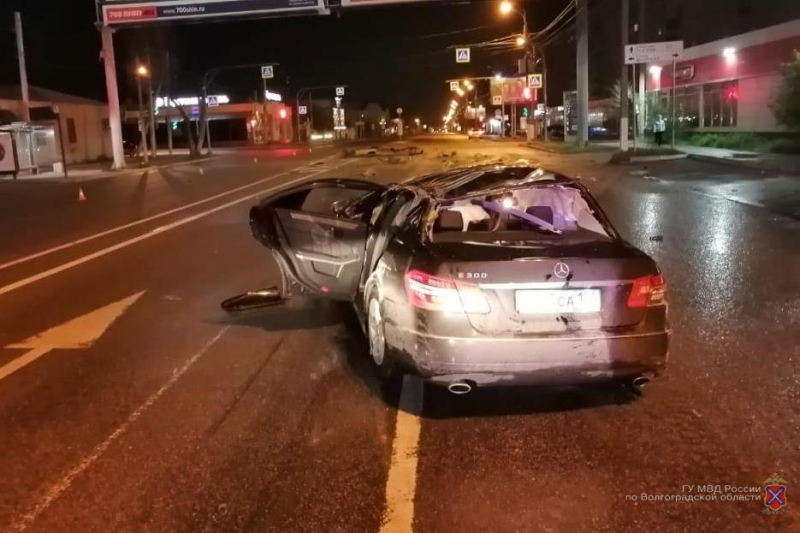 В Волгограда Мерседес наехал на островок безопасности и перевернулся 
