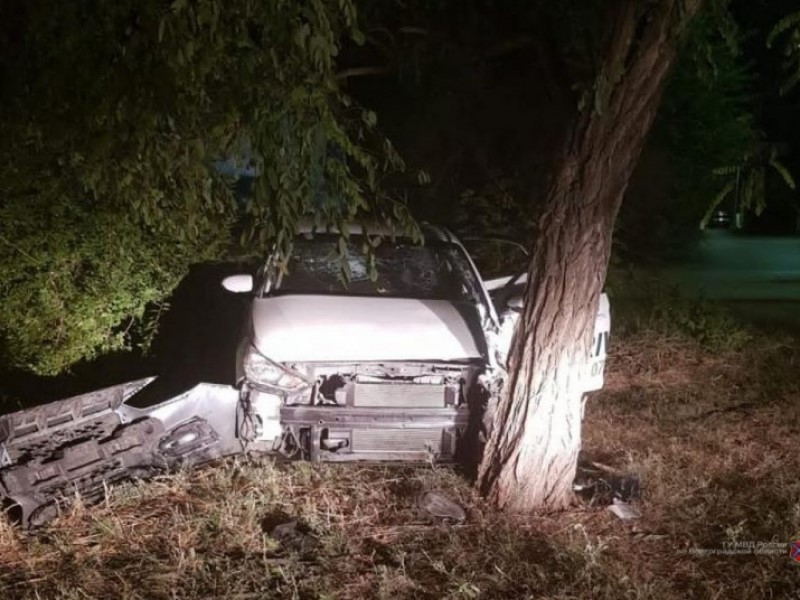Двое молодых мужчин разбились на Hyundai во дворе в Волжском