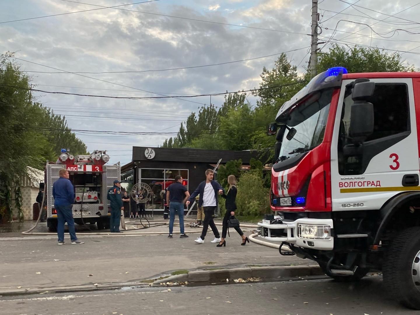 В центре Волгограда загорелось модное кафе 