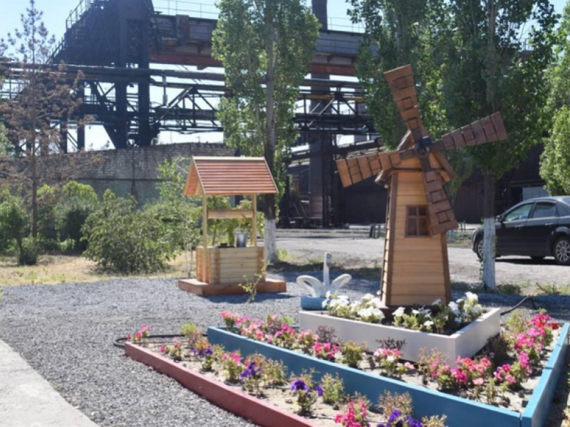 Работники «Красного Октября» посоревновались, обустроив красивейшие клумбы 