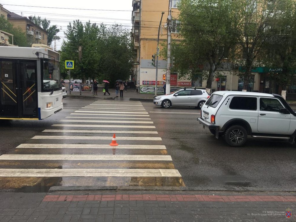 Чуть не наехала на маму с коляской: волгоградка на «Москвиче» сбила женщину возле ЗАГСа