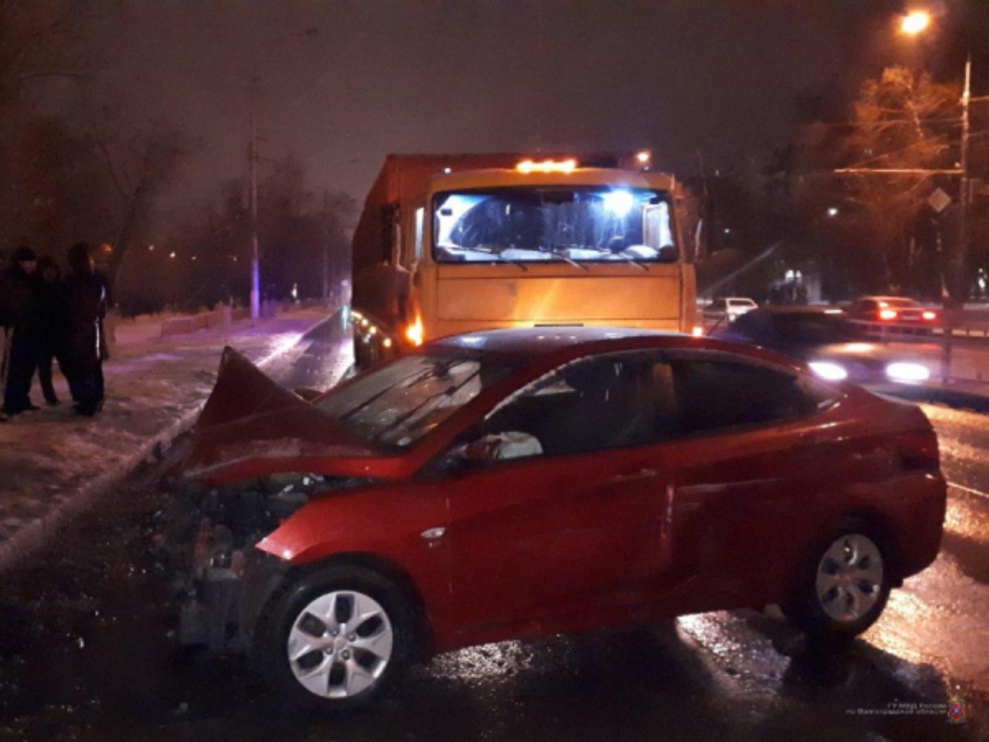 17-летний пассажир в больнице: в Волгограде «КАМАЗ» протаранил «Hyundai Solaris»