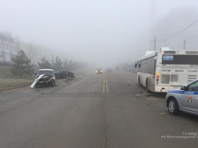 В Волгограде в массовом ДТП с автобусом пострадали водитель и пассажир ВАЗ