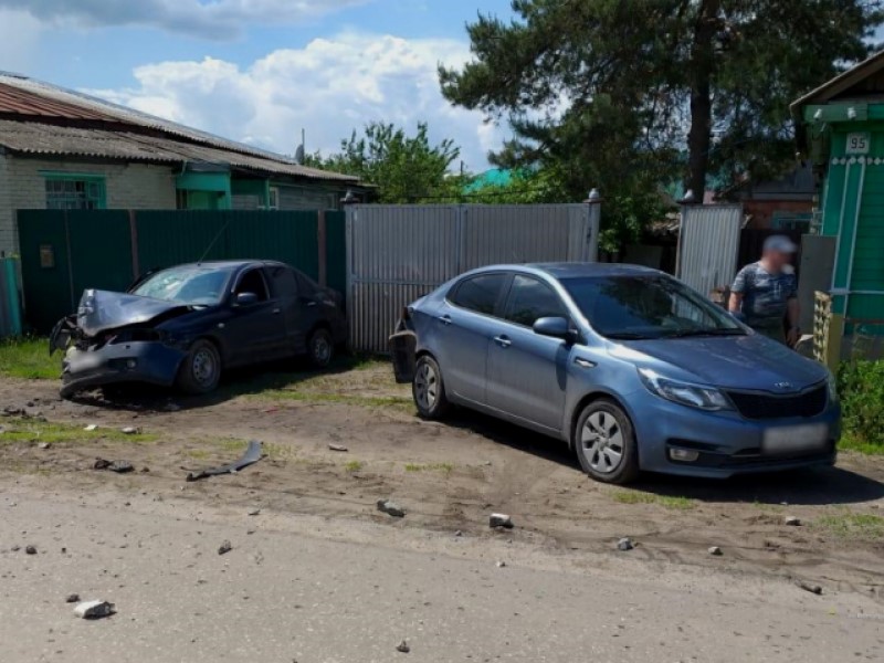 Авто швыряло между машинами и фонарным столбом: урюпинка попала в больницу из-за обгона