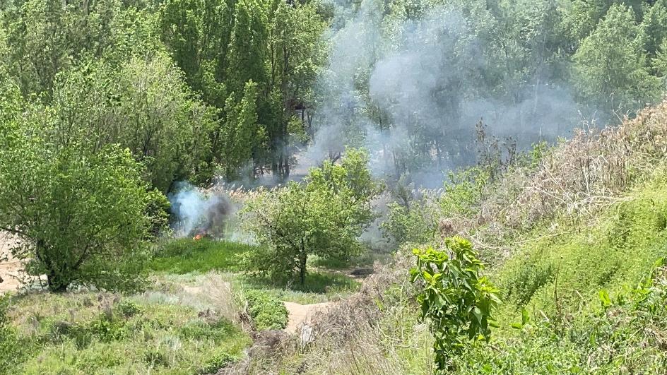 Пять часов пожарные не могли потушить горящий огромный стог сена под Волгоградом