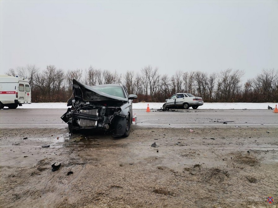 Погиб мужчина, пострадали трое взрослых и ребенок: две отечественные легковушки столкнулись под Волгоградом