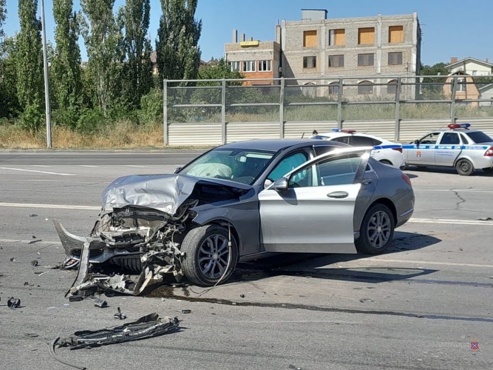 Волгоградцу приспичило развернуться в неположенном месте: Kia и Mercedes в труху