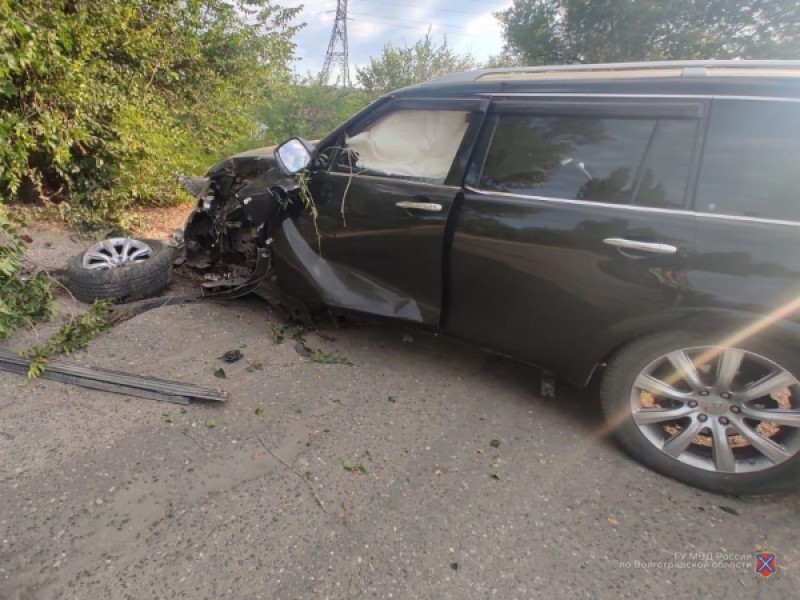 Подросток и юноша попали в аварию на Infiniti QX56 в Волжском