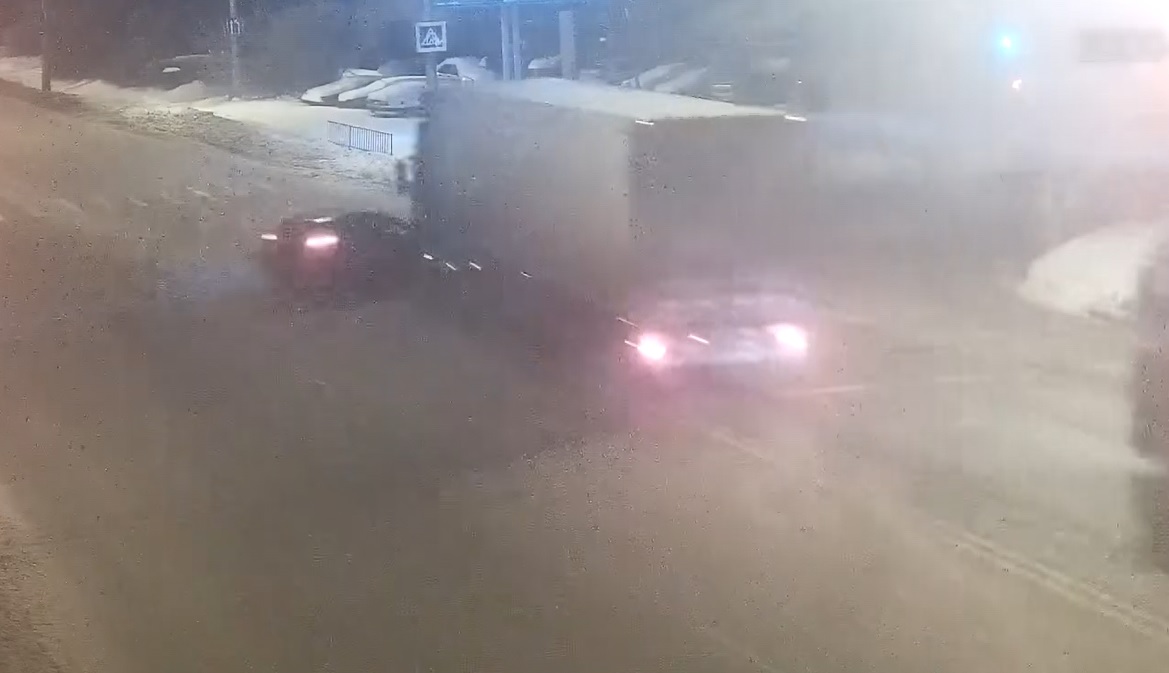 Столкновение легковушки с фурой, которая нарушила ПДД, попало на видео в Волгограде