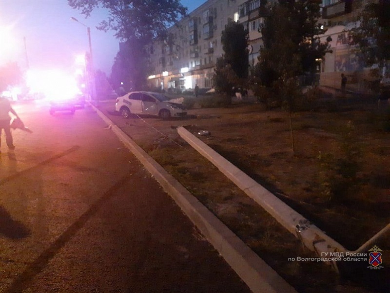 Водитель погиб после столкновения со столбом в Волжском 