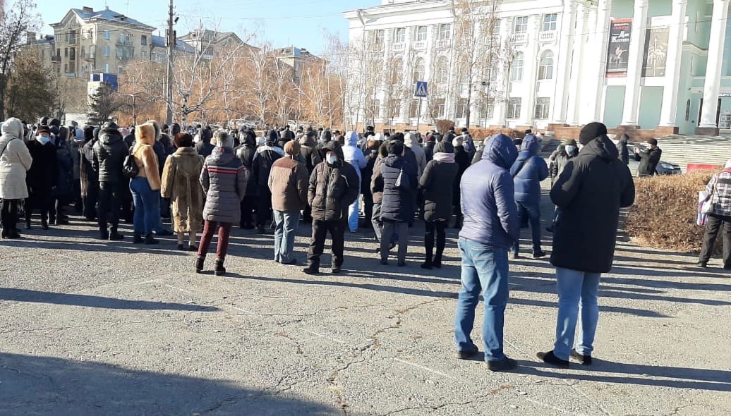 Защитник волгоград. Массовые собрания людей,. Опера на митинге. Остров свободы Волгоград новости сегодня. Как выглядит еженедельный опермитинг.