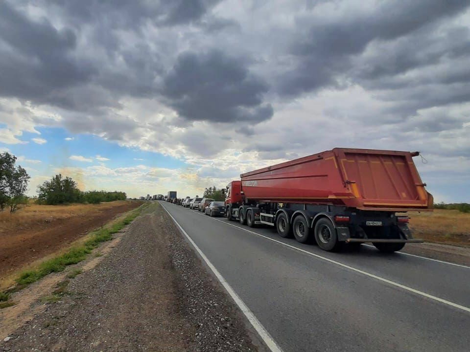 Полиция перекрыла федеральную трассу под Волгоградом из-за степного пожара