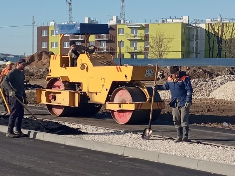 Пластины сделают дорогу прочнее: заканчивается ремонт улицы Курсекова в Волгограде