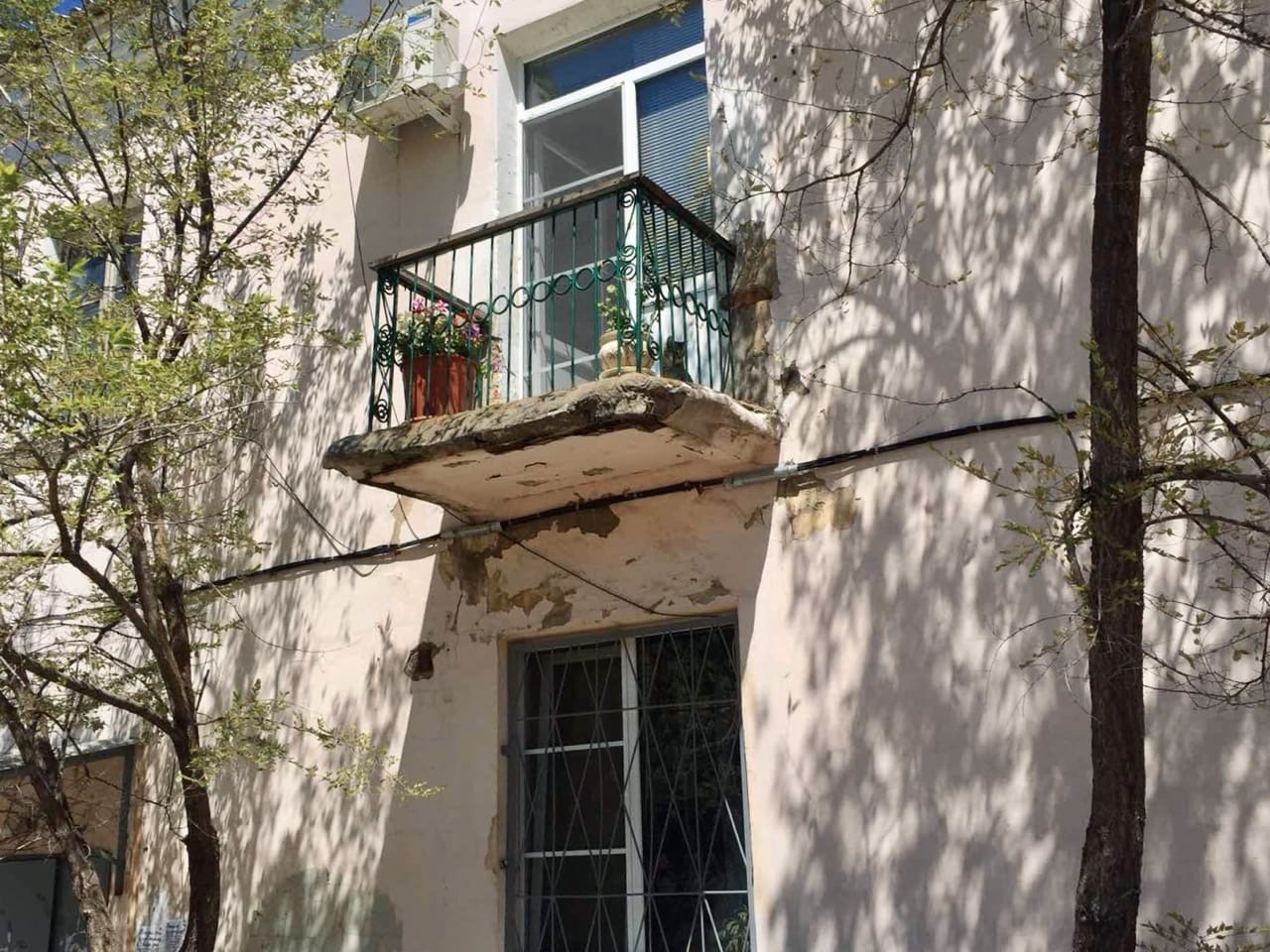 Из-за замыкания в Волгограде ночью загорелся частный дом