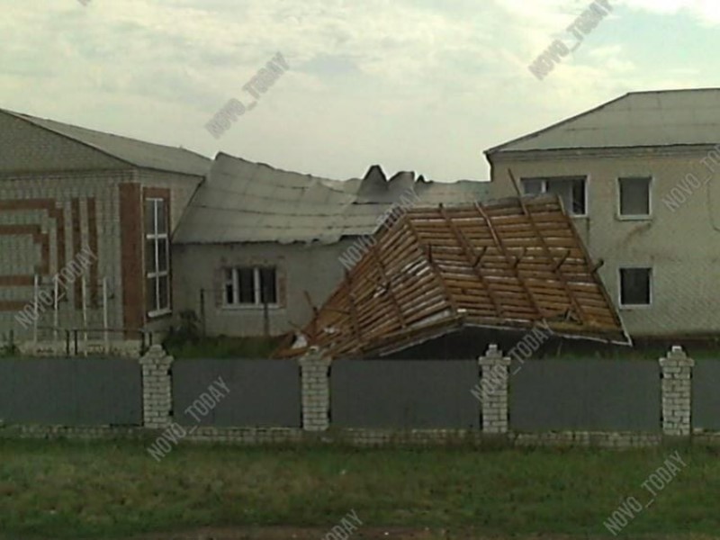 Ураган снес крышу школы и поломал деревья в Волгоградской области