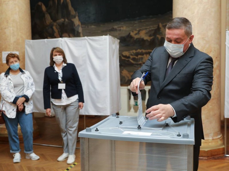 Губернатор Волгоградской области Андрей Бочаров проголосовал на выборах депутатов Госдумы-2021