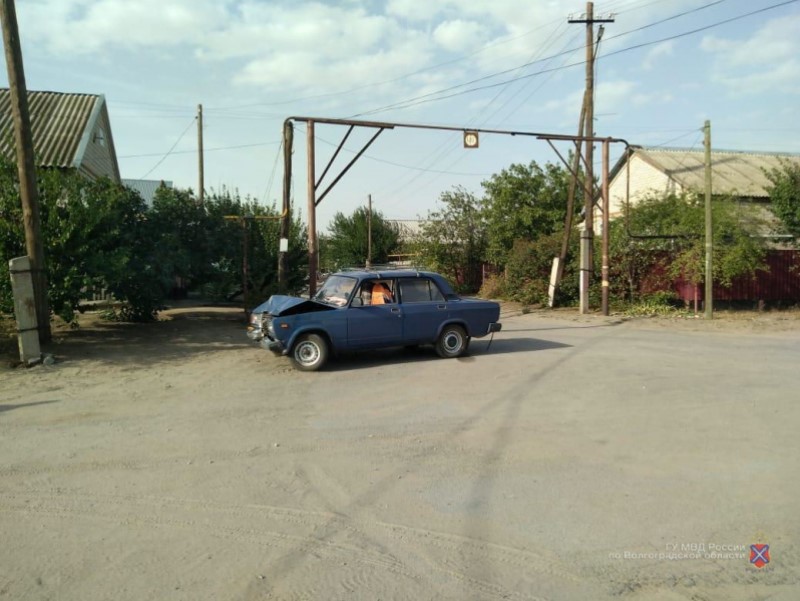 Деревья и газовые стойки таранят водители в возрасте в Волгоградской области