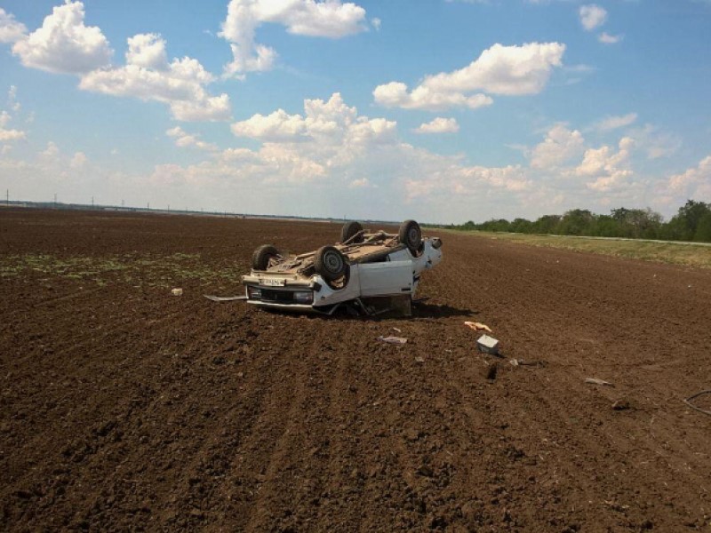 Волгоградец разбил и перевернул в поле 20-летнюю машину дедушки: видео