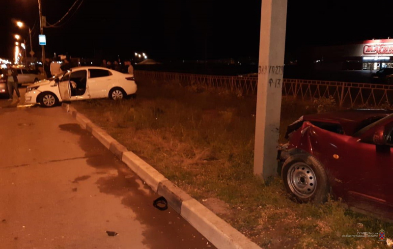 Не уступил дорогу и попал в больницу вместе с дамой: в Волжском столкнулись две легковушки